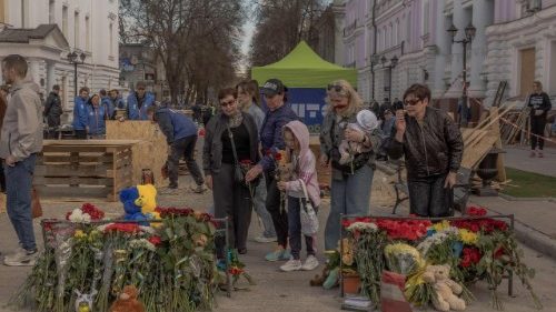 Ucraina, abitanti di Sumy portano fiori in memoria delle vittime dell'attacco russo la Domenica delle Palme