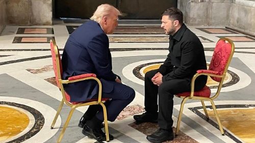 Il presidente dell'Ucraina, Volodymyr Zelensky, e il presidente degli Stati Uniti, Donald Trump, a margine dei funerali di Papa Francesco nella basilica di San Pietro.