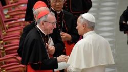 Državni tajnik kardinal Pietro Parolin pozdravlja papu Lava XIV.