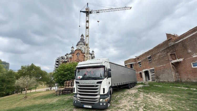Грузовик с гуманитарной помошью из Ватикана в Украине