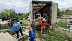 O caminhão com ajuda enciada pelo Papa chega a Kharkiv