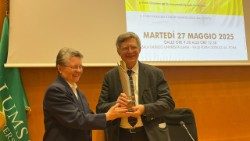 Sr. Paola Fosson presents the 2025 Pauline Communication and Culture Award to the Prefect of the Dicastery for Communication